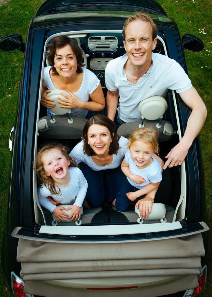 Familie glücklich nach erfolgreichem Kredit bei Autokredit.de